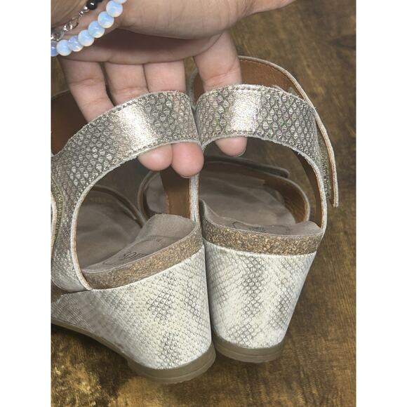 Taos Women's Carousel Silver Leather 2 Strap Wedge Sandal Size 39 US 8/8.5 - Picture 6 of 12